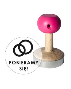 Stempel do ciastek oraz odbicie z napisem "Pobieramy się"