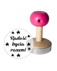 Stempel do ciastek oraz odbicie z napisem "Radość bycia razem" i gwiazdkami wokół